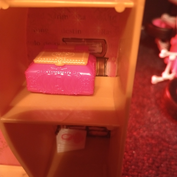 Ever After High Lizzie Hearts Spring Unsprung Book Playset & Doll - Picture 5 of 11